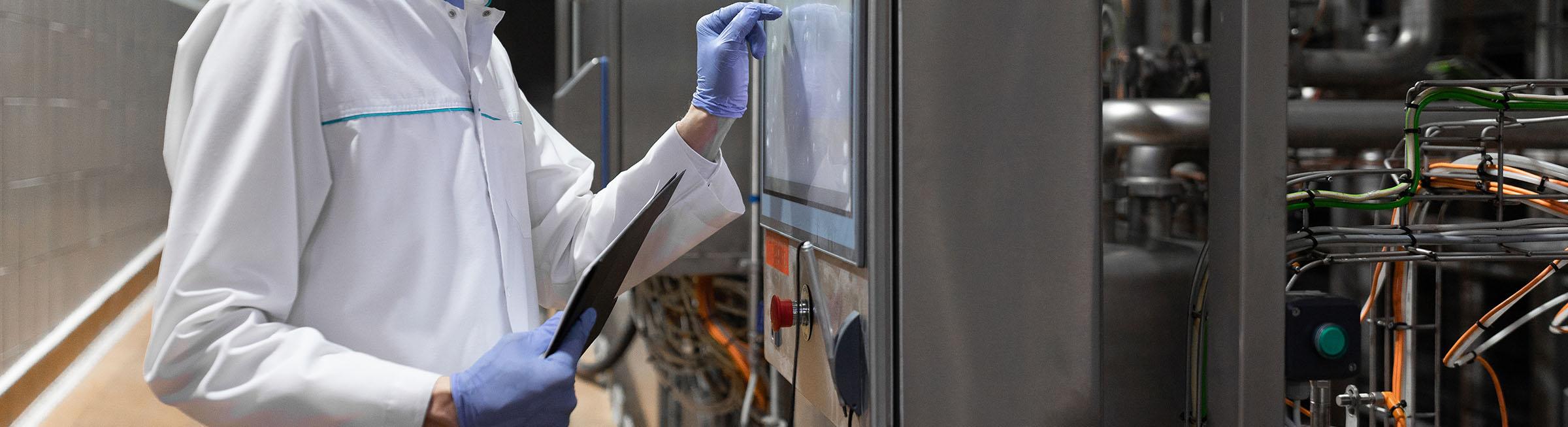 Un rectifieur qui verifie une machine industrielle.